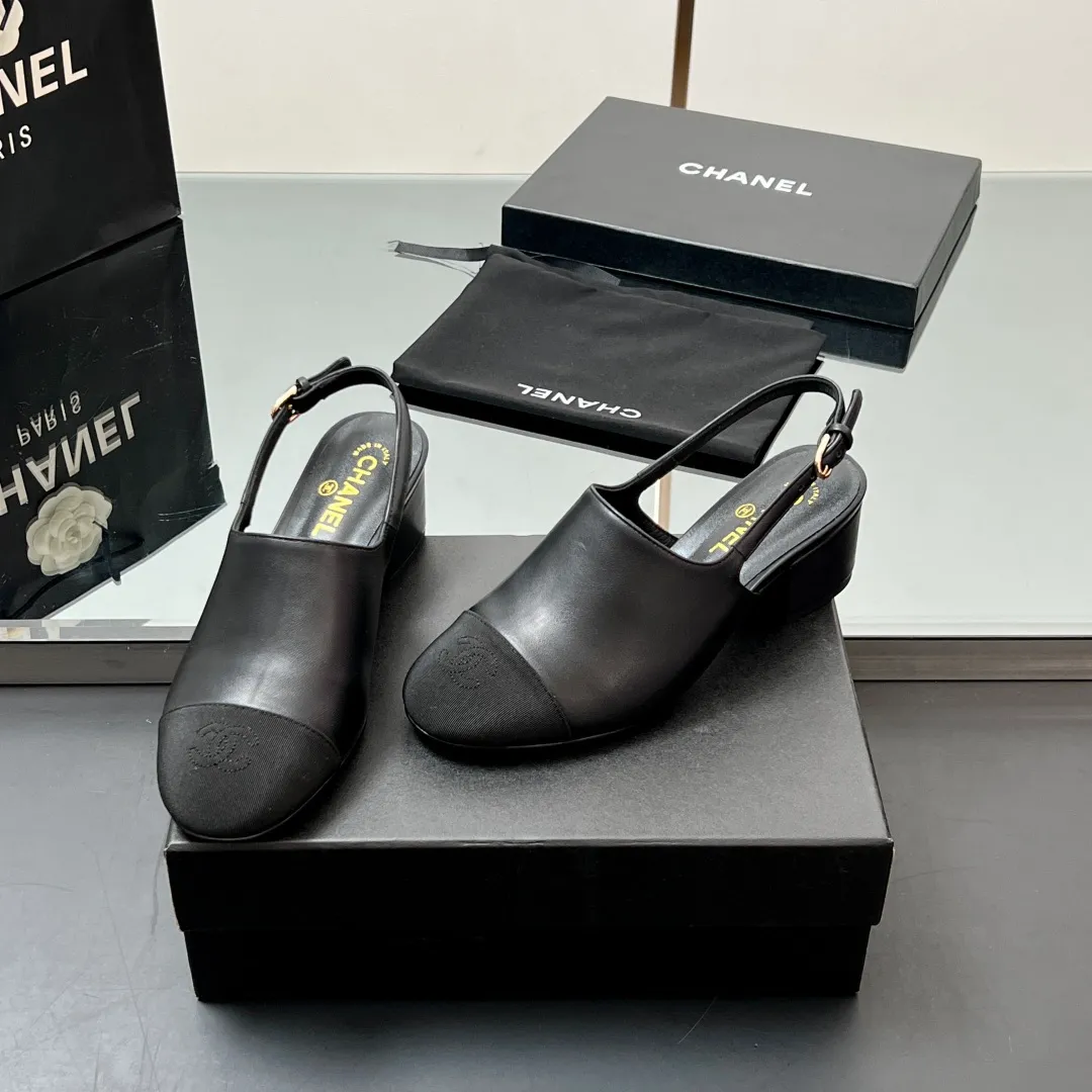 👟👟Ex-factory price 580👟👟 Top quality! Chanel Xiaoxiang 25C early spring new product, thick-heeled cap-toe sandals and back-strap single shoes. Grandma Xiang’s always elegant and ladylike temperament, full of high-end sense, very nice on the feet ~ French style, really beautiful to the top of my heart! An elegant and romantic fairy should be like this! The minimalist color scheme is deeply rooted in people's hearts~ It goes well with either skirts or casual wear! Whether worn barefoot or paired with skirts or trousers, it is very versatile! Incomparably beautiful! Special fairy ✔ Check out the details of my house and take real photos. Fabric: Sheepskin ➕ Grosgrain. Inner pads: all silk sheepskin. Outsole: cowhide outsole imported from Italy. Heel height: 4.5cm. Size: 35-39 (40/41 customized). Comes with counter 🇮🇹 authentic packaging.